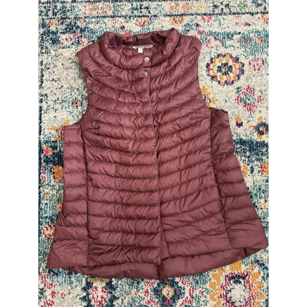 Athleta Women's Down Ouffer Vest‎ in Burgundy Size Small Outdoors Nature Layers